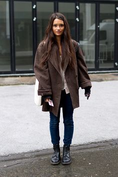 Walking Down The Street, Style Inspiration Winter, London Street Style, Women Street, Brown Coat, Winter Mode, Look Vintage, Cool Street Fashion