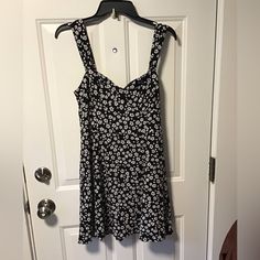 Black & White Print, Smocked Back, Pullover Short Dress. Seamed Cups, Sweetheart Neckline. Size Medium. @16” Pit To Pit, Waist Flat @14”, Shoulder To Hem 34”. Polyester, Lined. Black Sundress, Cheetah Dress, Striped Shift Dress, 2025 Fashion, Ponte Dress, Mini Cami Dress, Black White Dress, Gap Dress, Short Sleeve Mini Dress