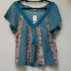 Hollister Boho Top Size L Pit To Pit 19" Length 23" Blue Boho Print V-neck Top, Casual Blue Paisley Print Tops, Blue Paisley Print Casual Blouse, Blue Paisley Print Summer Blouse, Blue Bohemian Tops With Paisley Print, Bohemian Blue Tops With Paisley Print, Casual Boho Print Tops For Beach, Blue Cotton Tops With Paisley Print, Blue Paisley Print Bohemian Tops