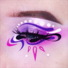 eyeliner inspo Eyeliner Looks Colorful, Swirl Eyeliner, Cool Eyeliner Designs, Colorful Eyeliner Ideas, Crazy Eyeliner, Artistic Eyeliner, Graphic Eyeliner Ideas, Unique Eyeliner, Cool Eyeliner