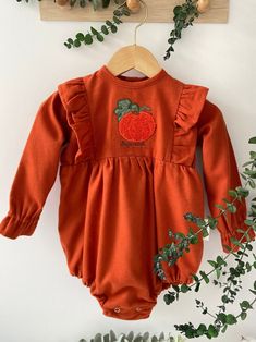 Turn your little one into a cute pumpkin on halloween clothes and welcome fall with this cotton-soft baby and Kids Romper 🎃 The cozy 100% cotton jumpsuit is ideal for the comfort of your little one. Will be a great gift for your baby first halloween. Your daughter will be a wonderful baby girl fall. Perfect all Fall long, especially for the pumpkin patch, Halloween, Family pictures, thanksgiving or birthday parties. Add this to your list of must-haves for the pumpkin patch this Fall! The perfec Halloween Costume Baby Girl, Costume Baby Girl, Baby Dungarees, Baby First Halloween, Perfect Fall Outfit, Baby Overalls, Christmas Clothes