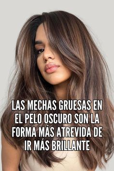 El pelo oscuro es absolutamente precioso, pero puede ser un reto cuando te apetece un cambio de color. Las mechas son la solución perfecta si quieres cambiar, y no siempre tienen que ser sutiles y naturales. Cuando quieres algo atrevido, las mechas intensas en el pelo oscuro pueden darte resultados espectaculares. Si buscas ideas, aquí tienes una selección de looks impactantes e intensos para inspirarte en tu próxima visita al salón. // Crédito de la foto: instagram @vividsalondv Foto Instagram, Color