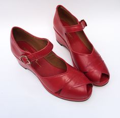 A 1940’s style wedge with a closed back and Mary Jane style arch strap.  Leather uppers with leather soles 2” wedge heel with a ½” platform Sizing The Lindy comes in U.S. Women's whole sizes, 5-11.  It runs true to size. Please consider the measurements of the Lindy footbed length to determine your correct size. To mea 1920s T Strap Shoes, Retro Inspired Shoes, Sockhop Shoes, Vintage Shoe Pattern, 1940’s Women’s Shoes, 1940s Shoes Women Low Heel, Vintage Shoes Women Lightinthebox, T Strap Shoes Vintage, 80s Shoes Women Retro