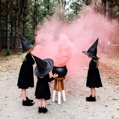 halloween gender reveal, unique gender reveal ideas Halloween Gender Reveal Ideas, Unique Gender Reveal Ideas, Unique Gender Reveal, Pumpkin Gender Reveal, Gender Reveal Baby Shower Themes, Gender Reveal Unique, Gender Reveal Photos