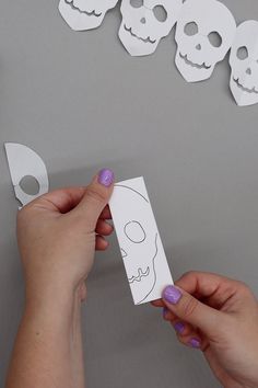 using skull template Skull Garland Diy, Diy Mummy Decorations, Paper Skull Template, Halloween Paper Garland, Wednesday Crafts, Skull Garland, Skull Template, Halloween Tea Party, Diy Skulls