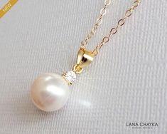 Wedding White Pearl Drop Gold Bridal Pendant Necklace with 14k Gold Filled Chain. CHAIN is 18 inches (45.7 cm) long, PENDANT is about 0.78 inch (2cm) long including bail. BRIDAL NECKLACES SECTION: https://www.etsy.com/shop/LanaChayka?ref=seller-platform-mcnav§ion_id=11638944 JEWELRY SETS SECTION: https://www.etsy.com/shop/LanaChayka?ref=seller-platform-mcnav§ion_id=18873488 BRIDAL JEWELRY SETS SECTION: https://www.etsy.com/shop/LanaChayka?ref=seller-platform-mcnav§ion_id=25839214 Elegant and cla Elegant Yellow Gold Necklace For Marriage, Yellow Gold Bridal Necklace With Pearl Pendant For Wedding, Yellow Gold Pearl Pendant Necklace For Wedding, Elegant Gold Pearl Necklace For Marriage, Diamond White Pearl Necklace For Wedding, Wedding Pearl Necklace In Diamond White, Classic Gold Bridal Necklace For Wedding, White Pearl Gold Necklace, Bridal Pendant Necklace