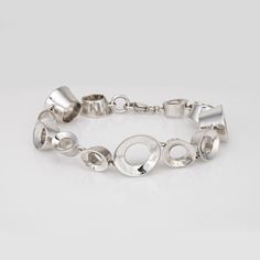 This is part of Chairish’s Costume Jewelry assortment.  Stylish estate Tiffany & Co Frank Gehry Morph bracelet crafted in sterling silver (circa 2006-2012).    The chunky bracelet is a Tiffany classic, with thick oval links designed by the famed Frank Gehry. No longer available for sale at Tiffany & Co, the retired Tiffany bracelet weighs 48 grams has a hefty, solid feel on the wrist. The bracelet is great worn alone or layered with your fine jewelry from any era.   The bracelet is in good condi Modern Sterling Silver Oyster Bracelet For Formal Occasions, Modern Silver Bracelet With Shiny Finish, Modern Polished Sterling Silver Bracelet, Modern Silver Bracelets With Polished Finish, Modern Oval Jewelry With Sterling Silver Clasp, Sterling Silver Link Bracelets With Oyster Detail, Sterling Silver Link Bracelet With Oyster Design, White Gold Bracelet With Oval Links, Contemporary Sterling Silver Bracelet