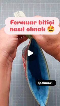 someone is holding an empty pouch with a toothbrush in it and the words, fermurar bibija masi olmal