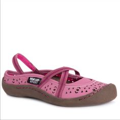 Nwt. Muk Luk Erin Sport Sandals In Dusty Pink. Slip-On And Go Styling With A Stretchy Elastic Sling Back And Criss-Crosstraps Across The Top Of Foot. Cushioned Footbed. Cut-Out Designs. Rose Shoes, Round Toe Shoes, Everyday Shoes, Rubber Shoes, Sport Sandals, Flat Espadrilles, Brick Red, Slip On Sneakers, Mary Jane Sneaker