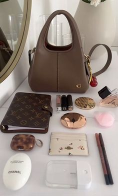 Purse Organization Inside, Coach Bags Outfits, Cars Bentley, Food Beach, Everyday Bag Essentials, Inside My Bag, Luxury Bags Collection, Purse Essentials, Handbag Essentials