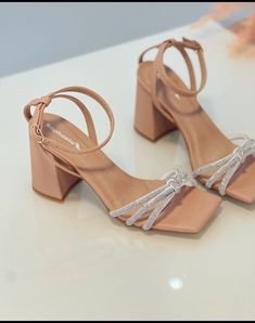 #saltobaixo #brilho Stylish Shoes Heels, Cute Flip Flops, Wedding Shoes Heels