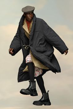 | Maison Margiela Winter Wasteland, Layered Coats, Oversized Winter Outfits, Margiela Runway, Oversized Coat Outfit, Oversized Outerwear, Black Hooded Coat, Oversize Coat, Funny Poses