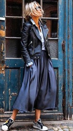 Svarta Outfits, Long Blue Skirts, Leather Jacket Style, Leather Jacket Outfits, Chic Leather, Mode Casual, Stil Inspiration, Looks Street Style, Outfit Trends