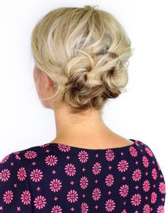 knotted updo for short hair Top Knot For Short Hair, Bun On Short Hair, Messy Top Knot, Updos For Short Hair, Short Hair Twist Styles, Messy Curls, Short Hair Bun, Hair With Bangs