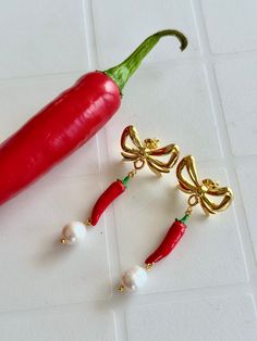 Some like it hot, and for those that do, there’s the Chilli earrings. The spring ring attachment allows the Chilli charm to be clipped onto most Bunx necklaces, bracelets, or earrings. 🌶️ Details 🌶️ ✱ 18k gold coated brass ✱ Enamel coating ✱ Baroque pearl Gold Clip-on Sterling Silver Jewelry, Dainty Plated Dangle Jewelry, Dainty Plated Earrings For Gifts, Dainty Plated Earrings As Gift, Gold Plated Single Earring For Gift, Metal Clip-on Dangle Earrings, Clip-on Metal Dangle Earrings, Metal Clip-on Dangle Jewelry, Single Brass Earring For Gift