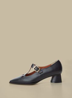 Montpellier mary jane – Je la connais Elevated Style, Soft Classic, Detailed Design, Black Leather Shoes, Jane Shoes, Pig Skin, Montpellier, Mary Jane Shoes, Rubber Heels