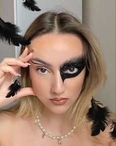 Black Swan Inspired Makeup, Black Costume Makeup, Black Swan Costume Halloween, Black Swan Halloween, Black Swan Bts, Black Swan Makeup, Swan Makeup