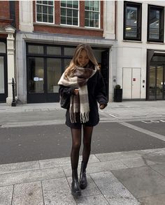 Christmas Spectacular Outfits, Fall Boots 2023, Trenchcoat Outfits, Barcelona Winter, Vinter Mode Outfits, Stile Blair Waldorf, Adrette Outfits, Nyc Outfits, New York Outfits