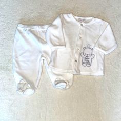 Reue Rofe Baby Outfit Size: 3-6 Months New Without Tags- Never Worn Excellent Condition This Item Is Cross Posted On Other Sites (2) Make An Offer! Baby Girl Boy Cute Bear Infant Outfit White Long Sleeve Sets For First Birthday, White Long Sleeve Set For First Birthday, Infant Outfits, Baby Girl Boy, Baby Outfit, Cute Bear, Baby Things, Cute Bears, Matching Sets