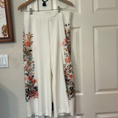 Frmula Joven Corte Ingls Spring / /Summer Fashion And Rare Cream Colored Pants With Flowery Print On The Sides. Size M - 40 Europe Cream Colored Pants, Woman Dress, Colored Pants, M Pants, Pants Color, Spring Summer Fashion, Cream Color, Pant Jumpsuit, Summer Fashion