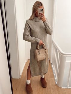 - La saison des robes pulls est ouverte !  - On adore ce modèle de robe pull à col roulé et manches longues - Le col, les manches et le bas de la robe disposent de détails tricotés très jolis - L'emmanchure est aussi mise en valeur avec un subtil détail tricoté - La robe à une coupe droite et est fendue sur les cotés sur environ 35cm - Matière pull douce qui ne pique pas La robe existe en taupe et en noir Top Les, Modest Skirts, Dream Wardrobe, Everyday Look, Outfit Inspirations, Moon, Wardrobe, Clothes