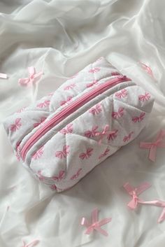 Pink Bow Knot Quilted Zipper Makeup Bag Daisie Boutique Trousse Aesthetic, Coquette Boutique, Parfum Victoria's Secret, Cartoon Bow, Zipper Makeup, Bags Makeup, Printed Makeup Bag, Pink Bows, Shoe Boutique