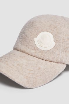 An everyday design, this baseball cap is crafted from plush wool fleece with a comfortable cotton lining. An adjustable back strap completes the accessory with a the perfect fit. Luxury Beige Visor Baseball Cap, Luxury Beige Visor Hat, Luxury Beige Baseball Cap With Curved Brim, Casual Wool Baseball Cap For Winter, Luxury Beige Baseball Cap, Winter Snapback Baseball Cap With Embroidered Logo, Casual Wool Hat With Embroidered Logo, Luxury Beige Hat With Embroidered Logo, Adjustable Wool Snapback Baseball Cap