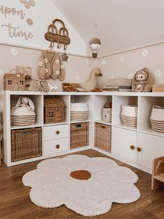 Flower Shaped Rug, Beige Mom Aesthetic Nursery, Toddler Flower Room, Toddler Small Room Ideas, Reading Corner Bedroom Kids, Nursery With Day Bed, Daisy Toddler Room, Daughter Room Ideas, Girly Toddler Room