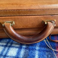 RARE VINTAGE 1980s NATURAL LEATHER EXPANDABLE MACBOOK PRO BRIEFCASE BAG $757.25 https://www.ebay.com/itm/185814631045 #Reederang #Vintage #VintageLeather #1980s #NudeLeather #Briefcase #LaptopCase #Retro #TrueVintage #PureVintage #Beautiful #MacBook #VintageRucksack #Handmade #BritishTan Vintage Rectangular Business Briefcase, Vintage Business Briefcase Rectangular Case, Vintage Rectangular Briefcase For Business, Vintage Business Cases With Leather Lining, Vintage Rectangular Business Case, Vintage Formal Briefcase With Luggage Sleeve, Vintage Leather Business Cases, Vintage Leather Cases For Business Trips, Vintage Leather Case For Business Trips