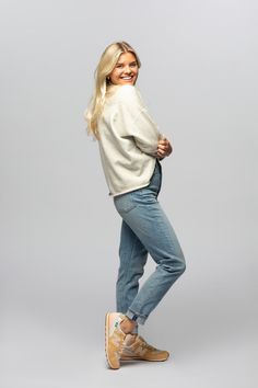 The model is 5'3 and 120 lbs. She sized up and is wearing a 27 for a more relaxed look. Womens Style Inspiration, Outfits 2023, Womens Fashion Inspiration, Mom Jean, Vintage Vibe, Premium Denim, Vintage Jeans, V Neck Tee, Favorite Jeans