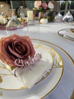 there is a rose that is on the plate