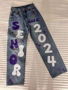 Senior Bibs High School, Class Of 2024 Painted Jeans, Jeans For Senior Year, Senior Class Of 2025 Pants, Senior Year Jeans 2024, School Spirt Pants Ideas, Painted Hoco Overalls, Class Of 2024 Jeans, School Spirit Pants Diy