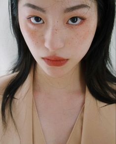 Freckles Makeup, Rhinestone Makeup, Fresh Makeup, Cool Makeup Looks, Asian Eye Makeup, Beauty Shoot, Aesthetic People, Fall Makeup, Pink Eyes