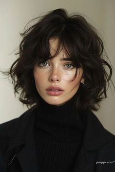 Short Hair Circle Face, Circle Face Hairstyles, Dutch Barge, Dutch Fashion, Short Hair Model, Hair Inspiration Short, Short Wavy, 짧은 머리, Bob Haircut