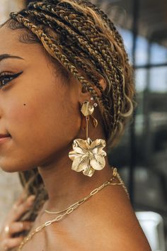 Close up of model wearing the Gianna Gold Flower Dangle Earrings. These are gold 3d flower dangle earrings. Gold Flower Earrings, Earrings Outfit, Flower Dangle Earrings, Expensive Jewelry Luxury, Formal Outfits, Jewelry Luxury, Expensive Jewelry, Gold Flower, Formal Outfit