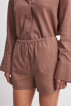 Linen Elastic Band Shorts Brown Shorts For Loungewear, Brown Loungewear Shorts, Casual Brown Drawstring Shorts, Brown Shorts With Elastic Waistband, Brown Shorts With Elastic Waistband For Loungewear, Brown Relaxed Fit Shorts For Vacation, Brown Shorts For Spring Loungewear, Tie Waist Shorts For Loungewear, Na Kd