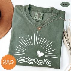 Our handmade Sunshine tshirts ship the same or next business day and are made to order just for you! Our trendy Hiking shirts are made from an ultra soft 50/50 blend which will quickly make this your go to Beach long sleeve! We print all our threads with 100% eco-friendly water based ink. This means our ink is PVC free, safer to wear, and more sustainable for the environment. This makes all our garments both incredibly breathable and super long lasting! ♥Details♥ - 50/50 blend premium sweatshirt - Hand pressed with eco-friendly water-based ink ♥ Sizing ♥ -All our sweatshirts are unisex sizing.  -For a more fitted look, we recommend ordering your normal size. -If you prefer a baggy/oversized look then we recommend sizing up! - Check the sizing chart for exact dimensions ♥ HOW TO ORDER: - Se Green Cotton Shirt For Beach Season, Custom Print Summer Top For Everyday, Custom Print Summer Tops For Everyday, Custom Print Top For Everyday Summer Wear, Custom Print Tops For Everyday Summer Wear, Beach Season Cotton Tops With Custom Print, Custom Printed Cotton Tops For Beach Season, Cotton Tops With Custom Print For Beach Season, Cotton Shirt With Custom Print For Beach Season