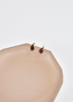 Beautiful vintage gold earrings in a leaf shape with garnet stones, pierced. Stamped 925. Material: Gold vermeil, garnet. We recommend storing in a dry place and periodic polishing with a cloth. Gold Garnet Teardrop Earrings, Gold Teardrop Garnet Earrings, Vintage Gold Earrings, Garnet Stone, Leaf Shapes, Leaf Earrings, Gold Vermeil, Vintage Gold, Garnet