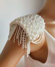 Pearl Epaulettes Handmade Shoulder Epaulettes Jacket - Etsy Turkey Pearl Outfit, Shoulder Epaulettes, Shoulder Jewelry, Shoulder Necklace, Bridal Accessory, Body Adornment, Embroidery Designs Fashion, Body Jewellery, Make Design