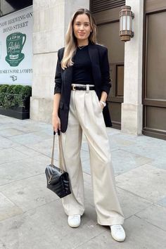 Wide Leg Alfaiataria, Wide Leg Business Casual, Cream Wide Leg Trousers Outfit, Taupe Trousers Outfit, Khaki Slacks Outfit Women, Wide Leg Office Outfit, Outfits Com Blazer, Wide Leg Work Outfit, Wide Leg Outfit Ideas