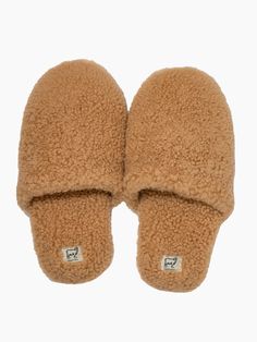 We love these cozy and comfortable "hotel" slippers. The perfect gift for that hard-to-buy-for someone or simply for yourself, you deserve it! Composition 100% Sheepskin from Spain inner: wool and suede outer: wool natural rubber sole Description unisex sole made from natural rubber recommended for indoor use only not Hotel Slippers, Cozy Slippers, Leather Workshop, Still In Love, You Deserve It, Functional Accessories, South West, House Slippers, Natural Rubber