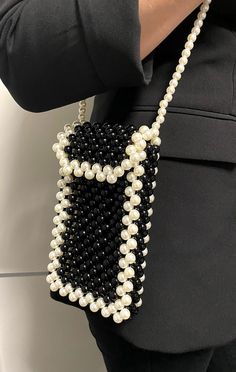 Introducing our new phone pouch, where a pearl art piece emphasizes elegance and style! 💎🌟 A unique handmade accessory that adds sparkle to every moment. Handmade Pearl Bag, Beads Bags Handmade, Beaded Pouch Bag, Pearl Bags, Bead Purse, Beads Bag, Pearl Art, Crochet Necklace Pattern, Hand Beaded Bag