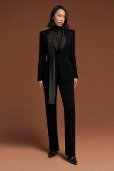 The blazer with unique lines and designs will contribute to exalting the glamorous and elegance. Gala Suit Women, Dancer Lifestyle, Black Stallion, Woman Suit Fashion, Classy Work Outfits, Black Suit, Suit Style, Breasted Blazer, Looks Chic