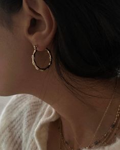 Créole détail martelé, fermoir cliquet Longueur de boucle: 2,5cm Poids d'une boucle: 2g En acier inoxydable Hammered Hoop Earrings, Golden Ring, Hoop Earrings, Buckle