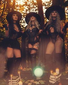 Halloween Styled Shoot, Photographie Art Corps, Photography Halloween, Witch Photos, Bouidor Photography, Halloween Photography, Best Friend Photoshoot, Halloween Witches, Bff Photoshoot