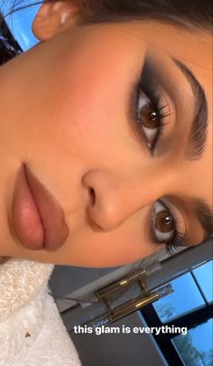 Kylie Jenner Glam, Kylie Jenner Eye Makeup, Outfit Nero, Kylie Jenner Makeup Tutorial, Jenner Makeup, Prom Eye Makeup, Learn Makeup, Eye Makeup Styles