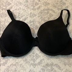 Nwot Black Bra Size 40c Classic Black Bra With Medium Bust Support, Black Full Coverage Classic Bra, Classic Black Seamless Bra, Black Bra, Bra Sizes, Women's Intimates, Bra, Women Shopping, Black