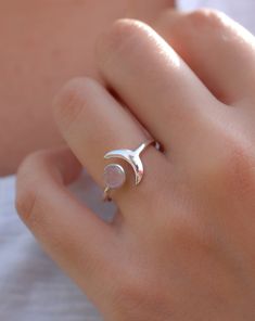 Moon Ring Design, Pearl Ring Design, Moon Stone Ring, Crystals Rings, Half Moon Ring, Moon Rings, Ring Rose Quartz, Unique Ring Designs, Unique Silver Rings