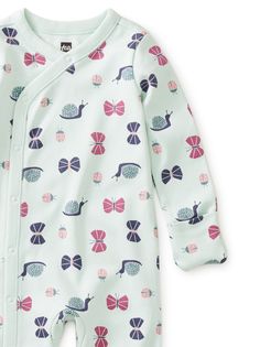 You can never have too many rompers -- especially ones festooned with the cutest travel-inspired prints. This long-sleeve romper features long sleeves, a v-neck, and hand mittens. Soft, 100% cotton fabric keeps baby cozy and comfy. Long Sleeve Onesie With Cartoon Print For Playtime, Long Sleeve Onesie With Cartoon Print For Bedtime, Cartoon Print Long Sleeve Onesie For Bedtime, Patterned Printed Long Sleeve Sleepwear, Long Sleeve Onesie For Bedtime In Spring, Printed Long Sleeve Cotton Onesie, Blue Long Sleeve Onesie With Cartoon Print, Cute Multicolor Long Sleeve Onesie, Casual Long Sleeve Onesie With Graphic Print