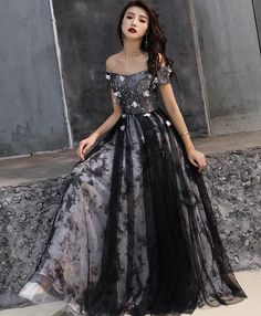 Black Short Sleeve Prom Dress, Black Short Sleeve Dress For Prom Season, Black Short Sleeve Dress For Prom, Short Sleeve Tulle Evening Gown, Black Tulle Skirt Prom Dress, Evening Tulle Gown With Short Sleeves, Black Tulle Gown For Banquet, Black Tulle Skirt Formal Dress, Black Gown For Spring Gala